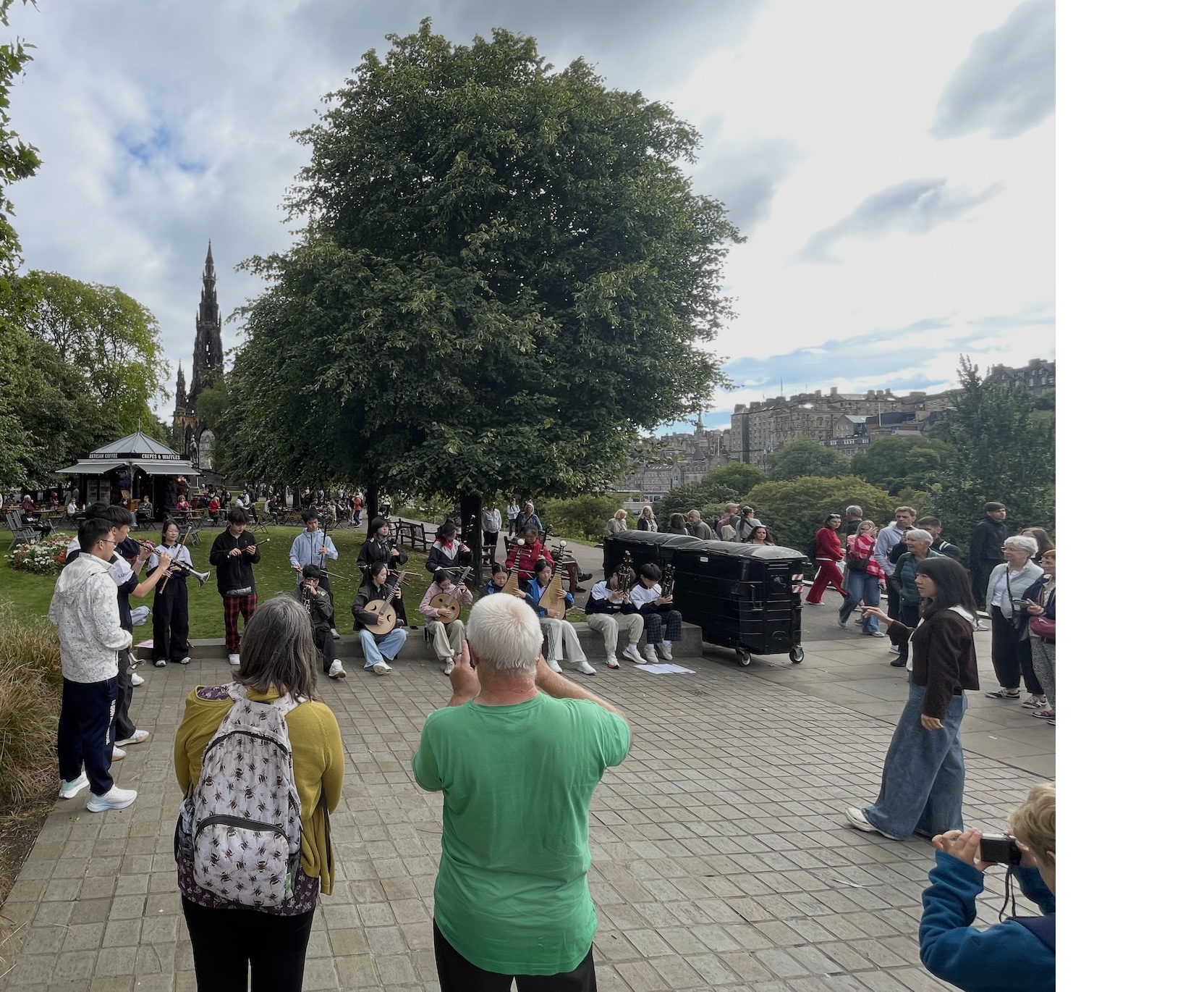 A Chinese Youth Orchestra plays an outdoor concert at The Edinburgh Festival 2026 A Chinese youth orchestra gives a spontaneous concert of traditional music in a city park in Edinburgh, with tourist watching and filming the show.